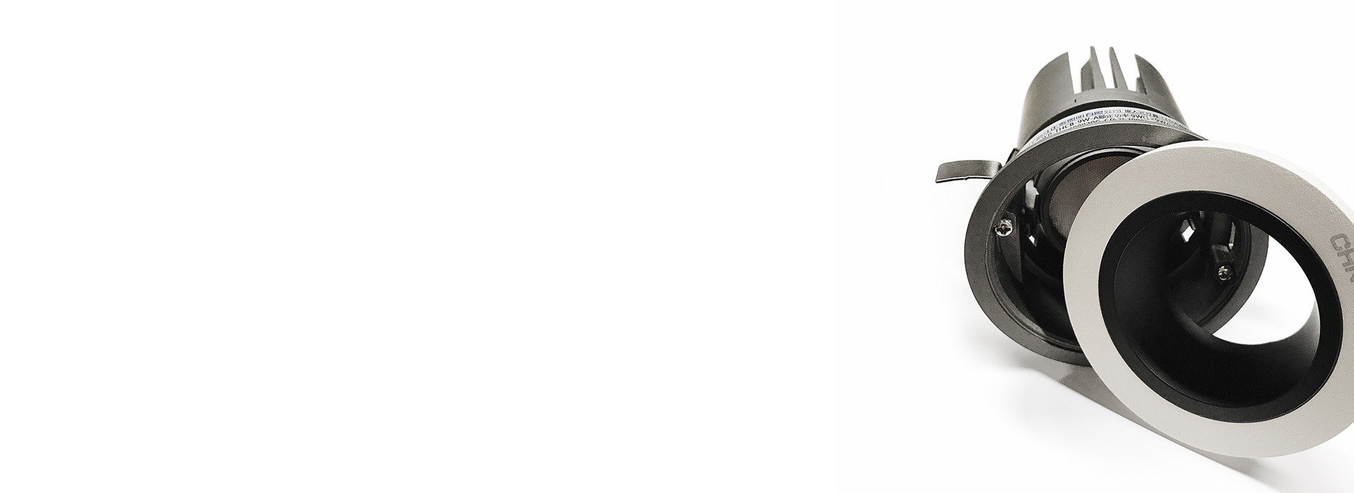 優化卡扣結構設計，裝拆方便 正泰射燈T...