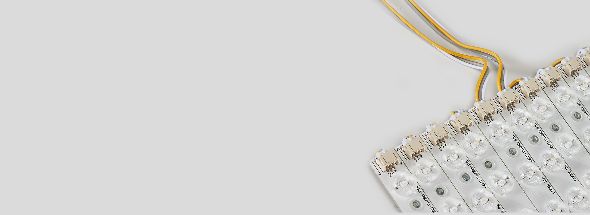 防呆接頭設計，接線快！ 接頭簡單，指引...