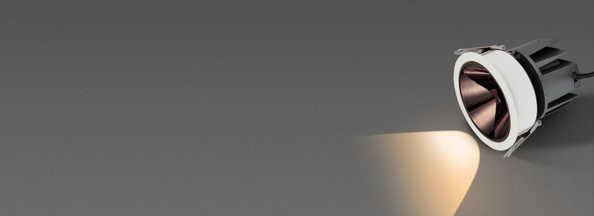 深防眩設(shè)計(jì)，光線柔和不刺眼 光源深藏，...