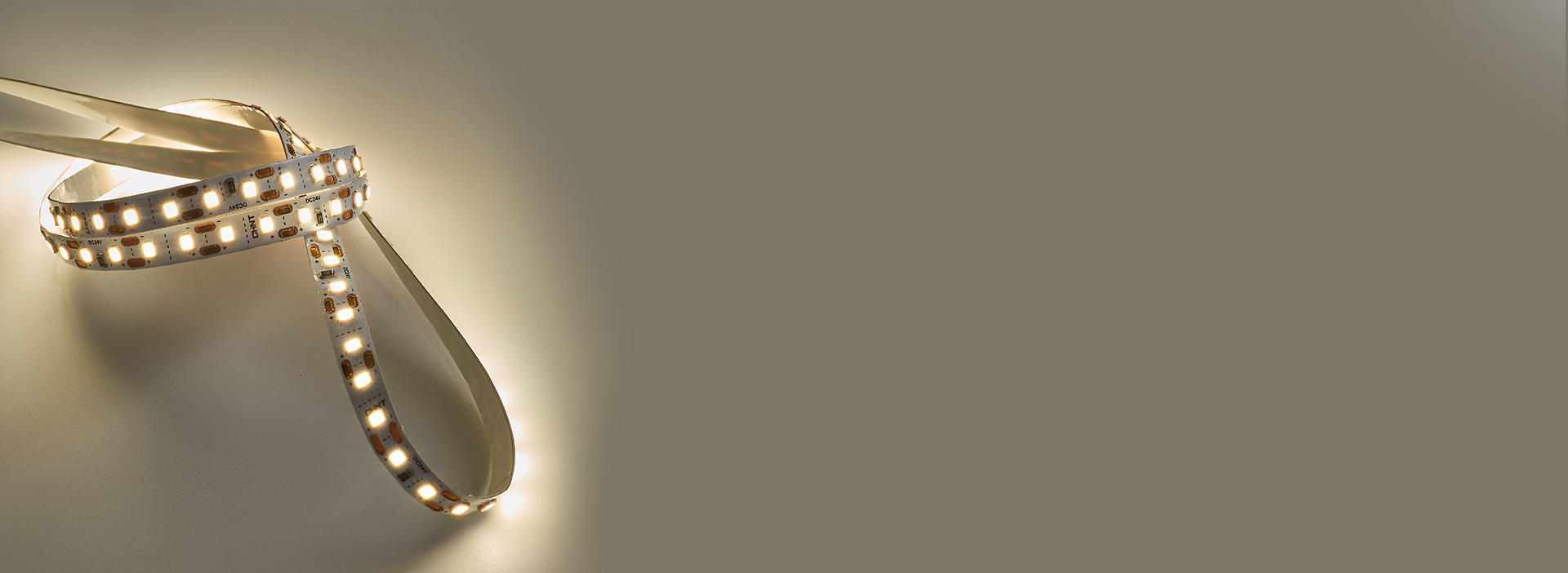 韌性強，耐彎耐折 易彎曲，可根據復雜場...