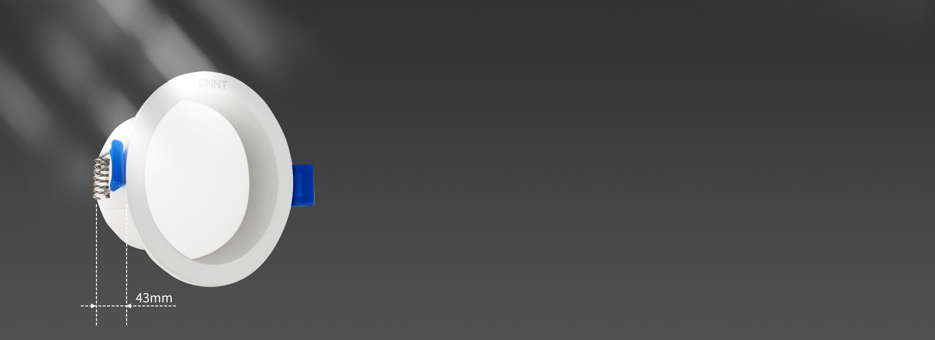 纖薄至43mm，矮吊頂也能用 薄燈體設...