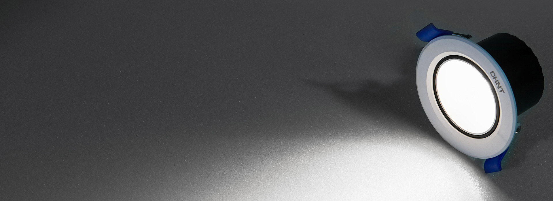 深藏光源防眩 光源深杯內(nèi)藏，避免直視，...