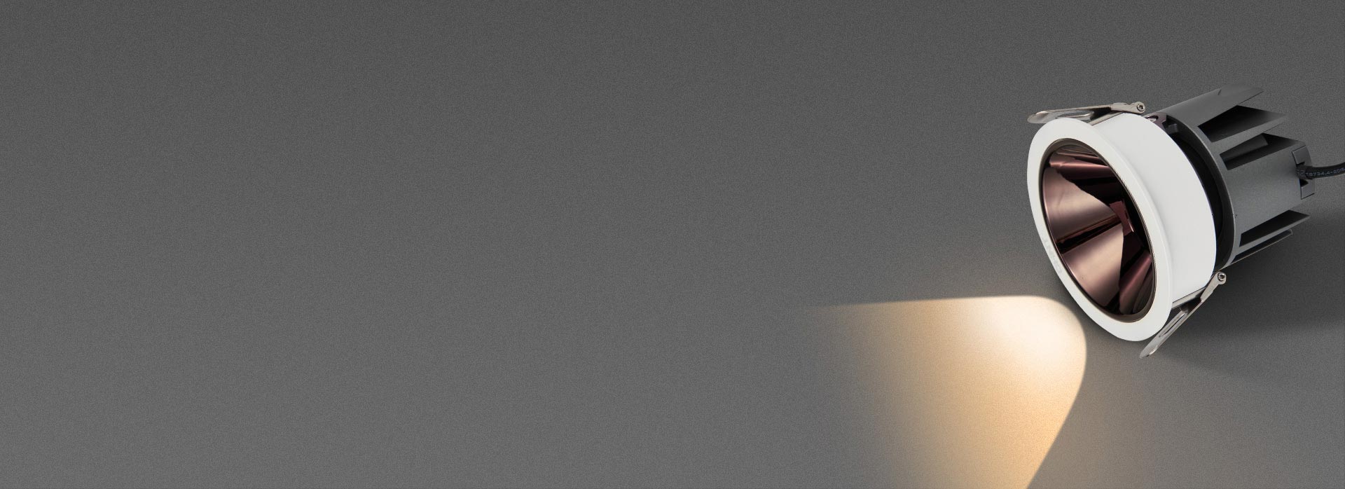 深防眩設(shè)計(jì)，光線柔和不刺眼 光源深藏，...