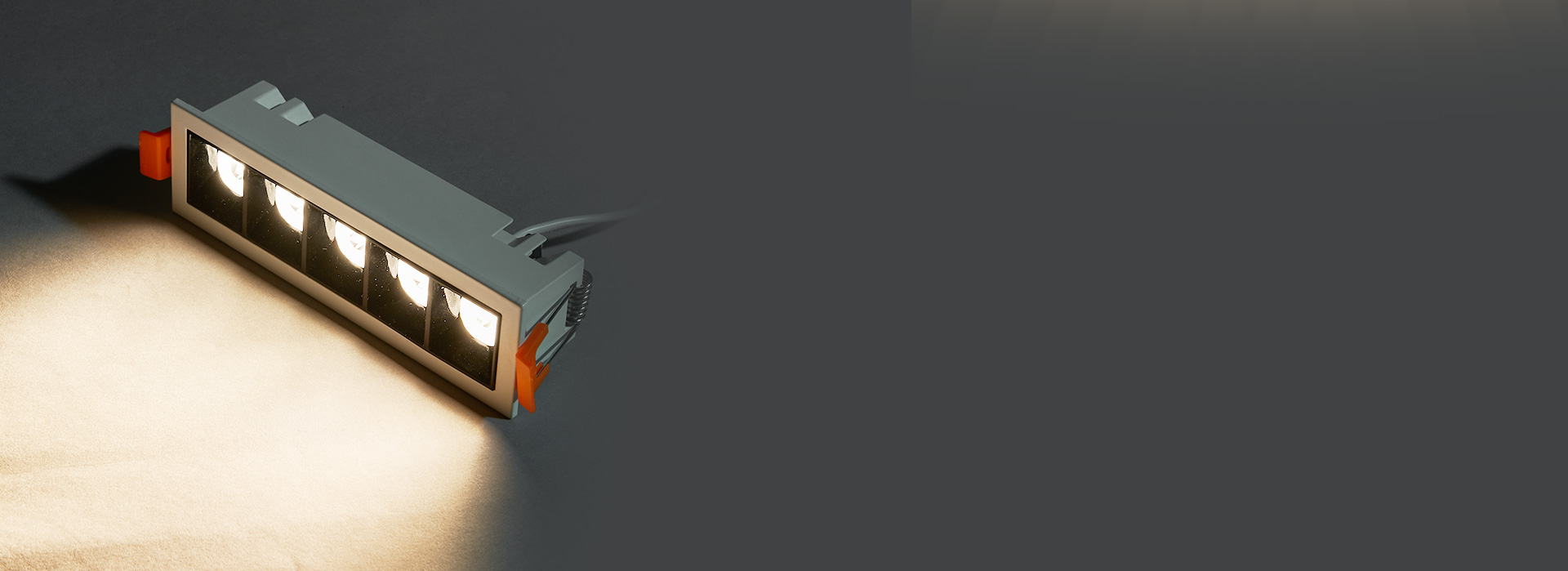 光源深藏，護眼防眩光 光源深藏，減少眩...