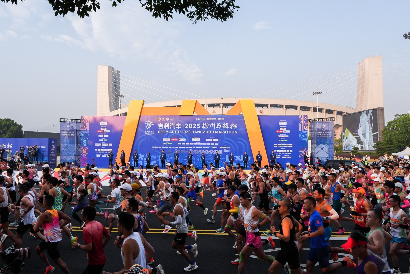 2025杭馬燃情收官，正泰居家陪跑滿電熱愛(ài)-2